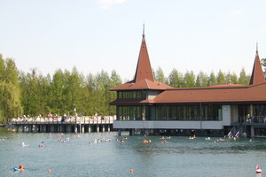 Jezero u Hévízu i kupalište na jezeru „Tófürdő“